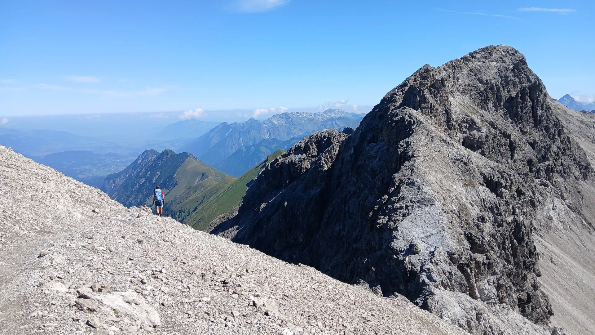 Eine Wanderin in den Bergen | © Kai Vermehren