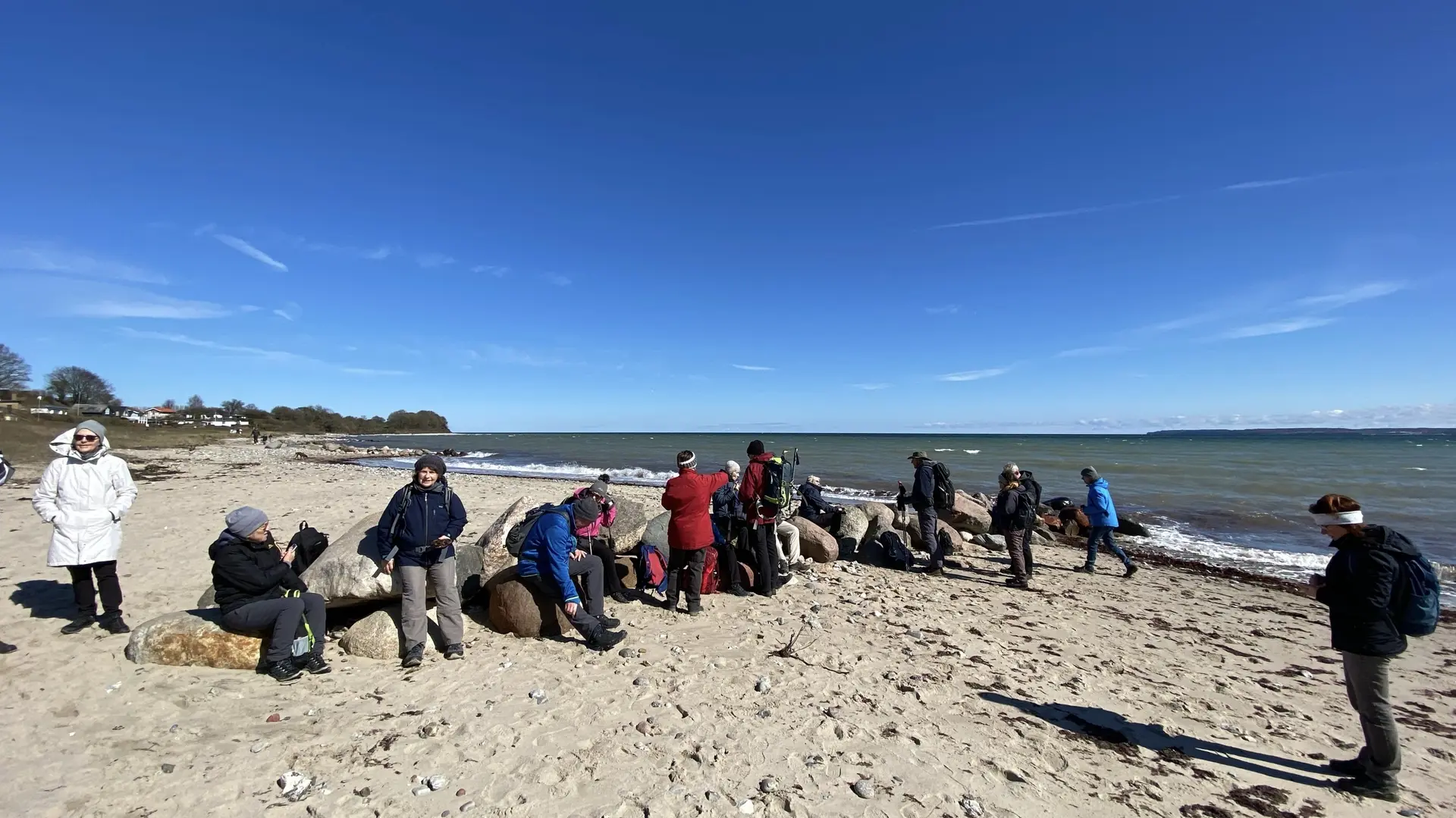 Gruppe Wanderer am Strand | © Gerhild Schiller