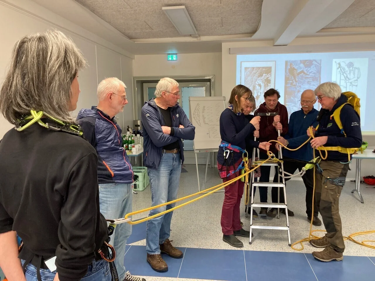 Kursteilnehmer bei der Knotenkunde | © Gerhild Schiller