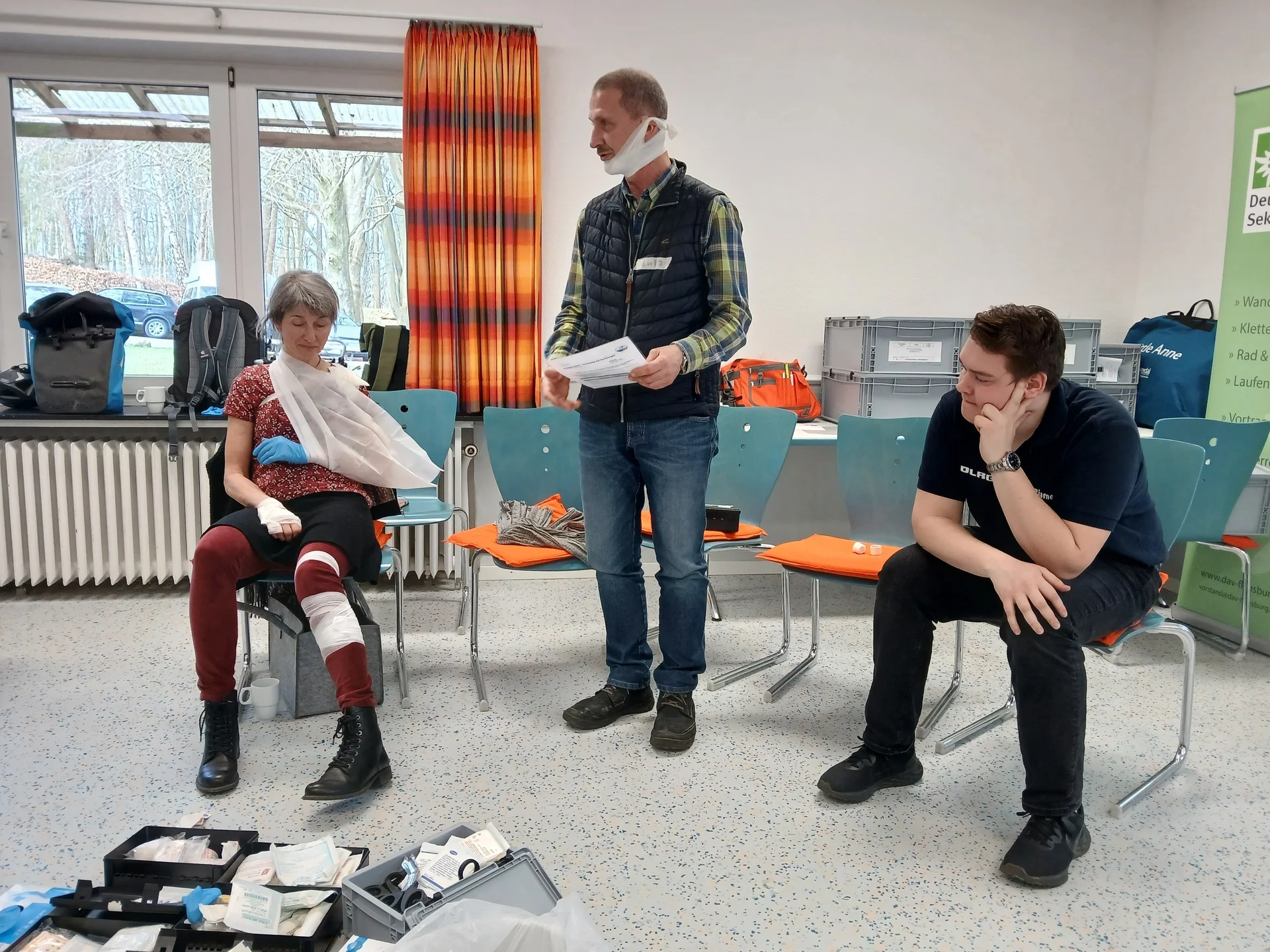 Teilnehmer einer Erste-Hilfe-Ausbildung beim Anlegen von Verbänden | © Kai Vermehren