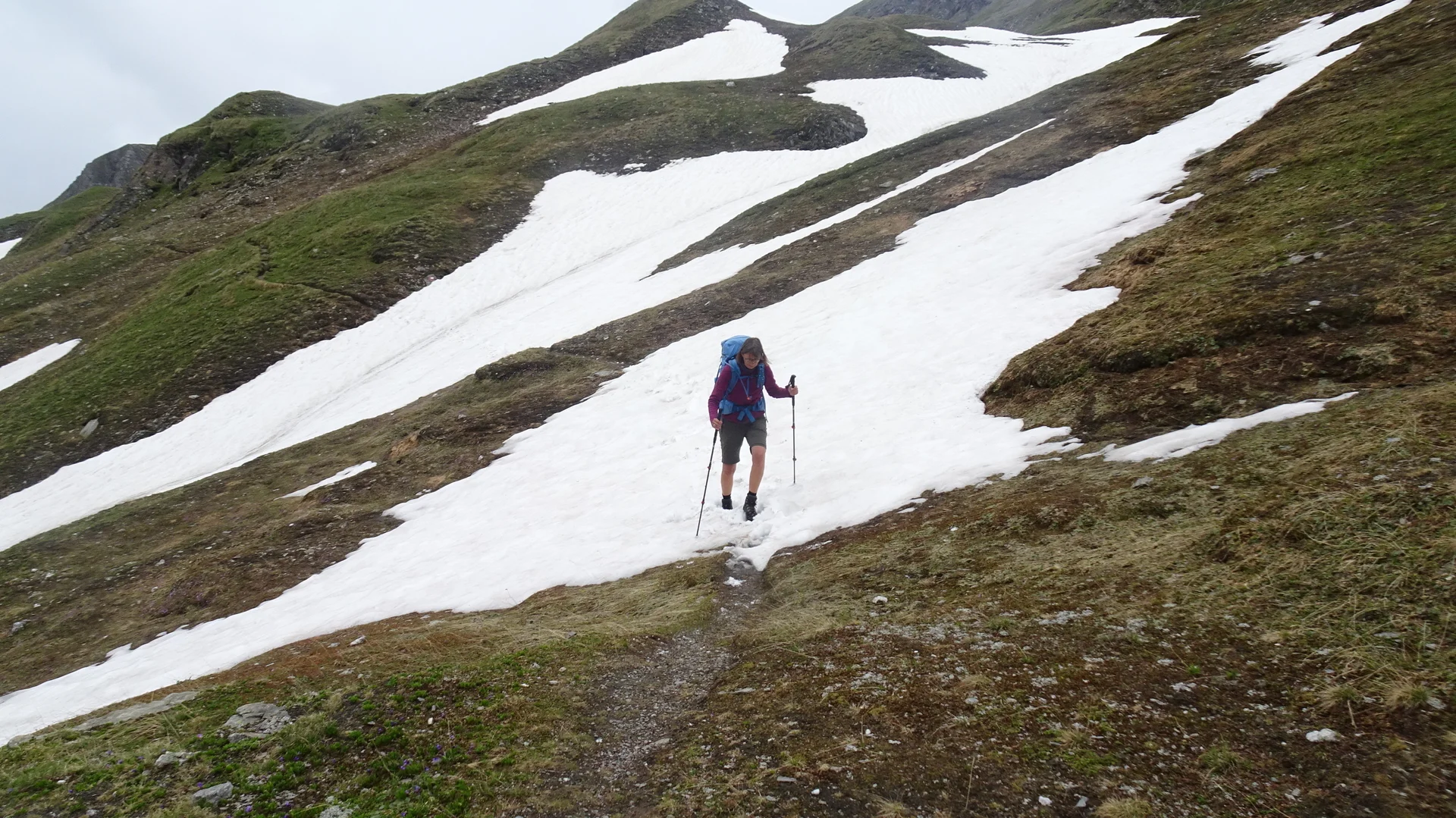 Bergwanderin auf einem Firnfelld | © Kai Vermehren