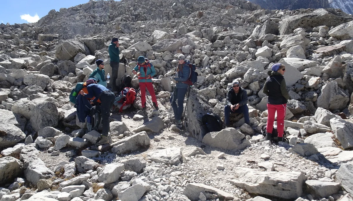 Bergsteiger bei der Pause im Blockgelände | © Kai Vermehren