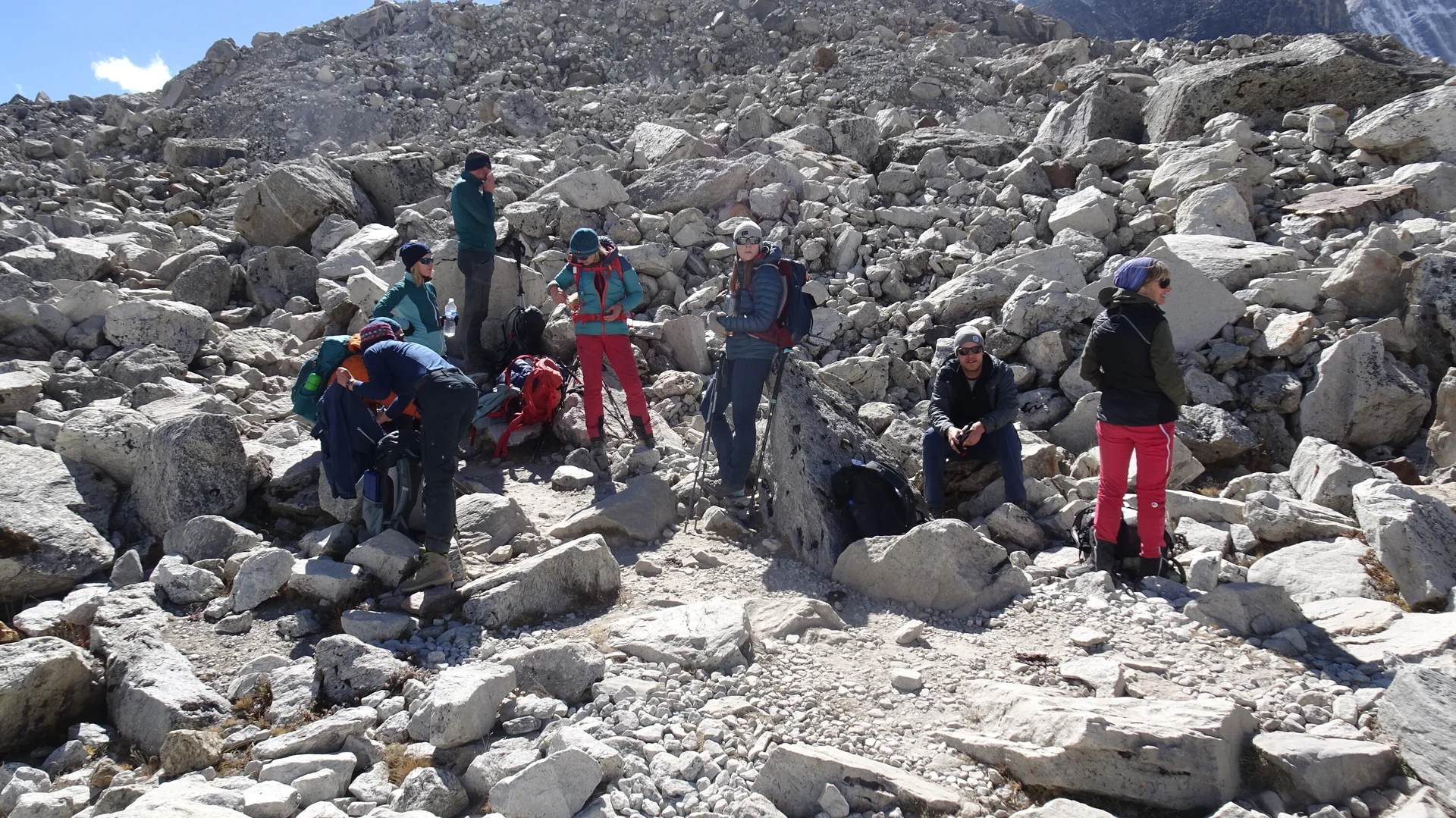 Bergsteiger bei der Pause im Blockgelände | © Kai Vermehren
