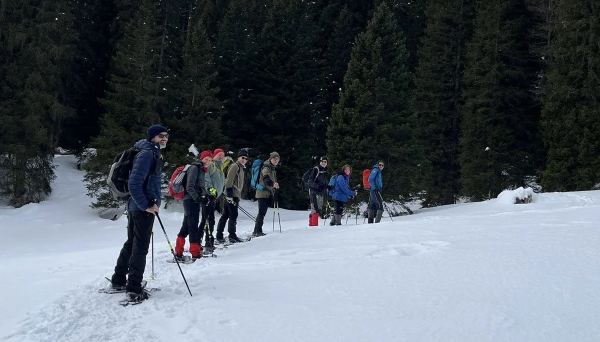 eine Gruppe Schneeschuhwanderer wandert am Waldrand entlang | © DAV Flensburg