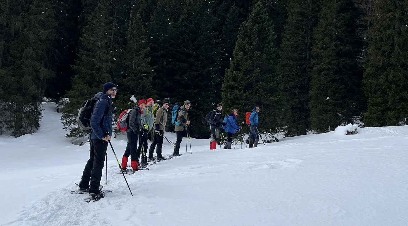 eine Gruppe Schneeschuhwanderer wandert am Waldrand entlang | © DAV Flensburg
