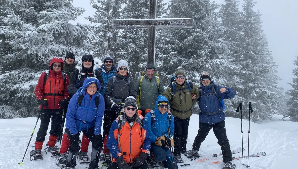 eine Gruppe Schneeschuhwanderer vor einem Gipflekreutz | © DAV Flensburg