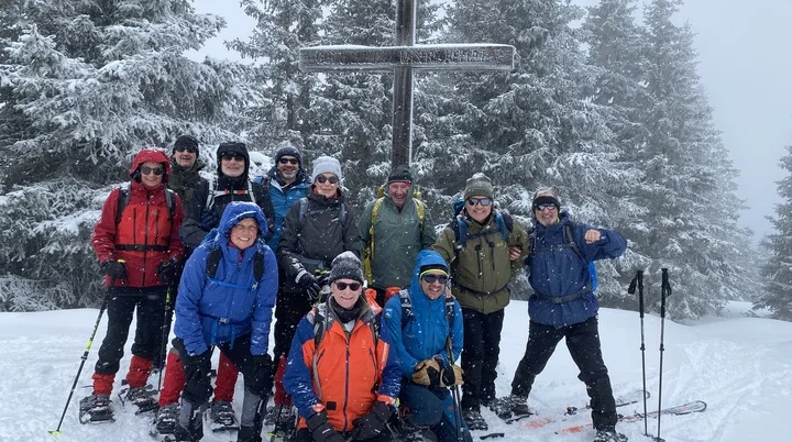 eine Gruppe Schneeschuhwanderer vor einem Gipflekreutz | © DAV Flensburg
