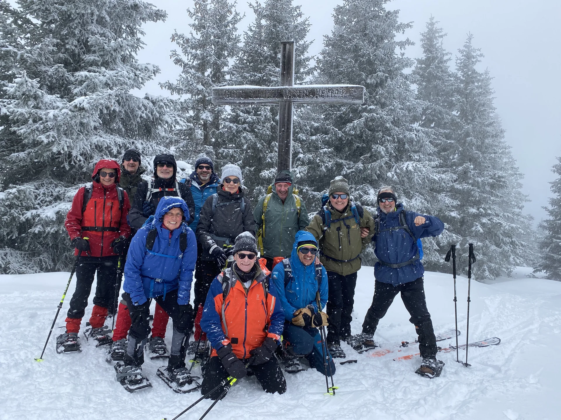 eine Gruppe Schneeschuhwanderer vor einem Gipflekreutz | © DAV Flensburg