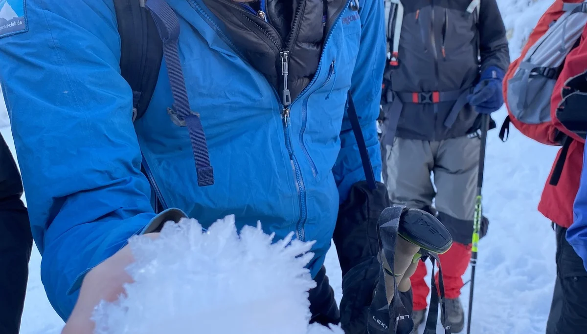 der Bergführer erklärt den Schnee | © DAV Flensburg