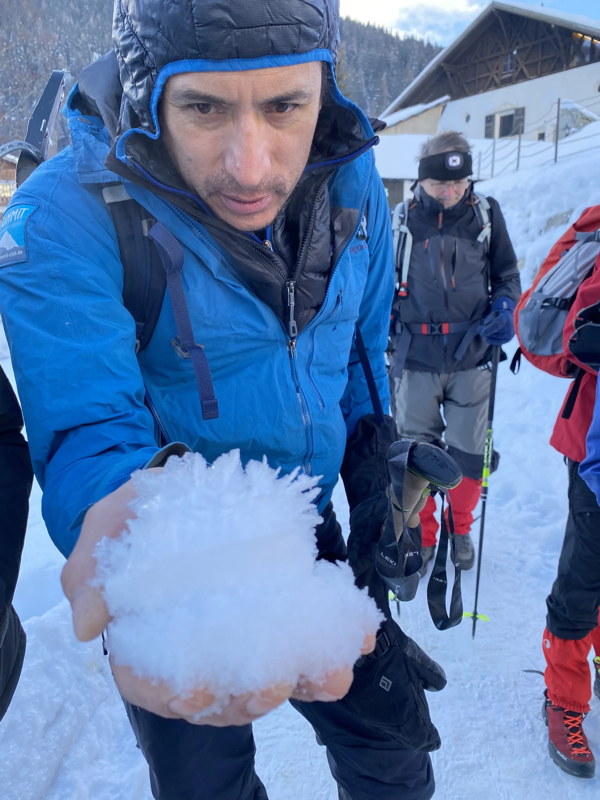 der Bergführer erklärt den Schnee | © DAV Flensburg