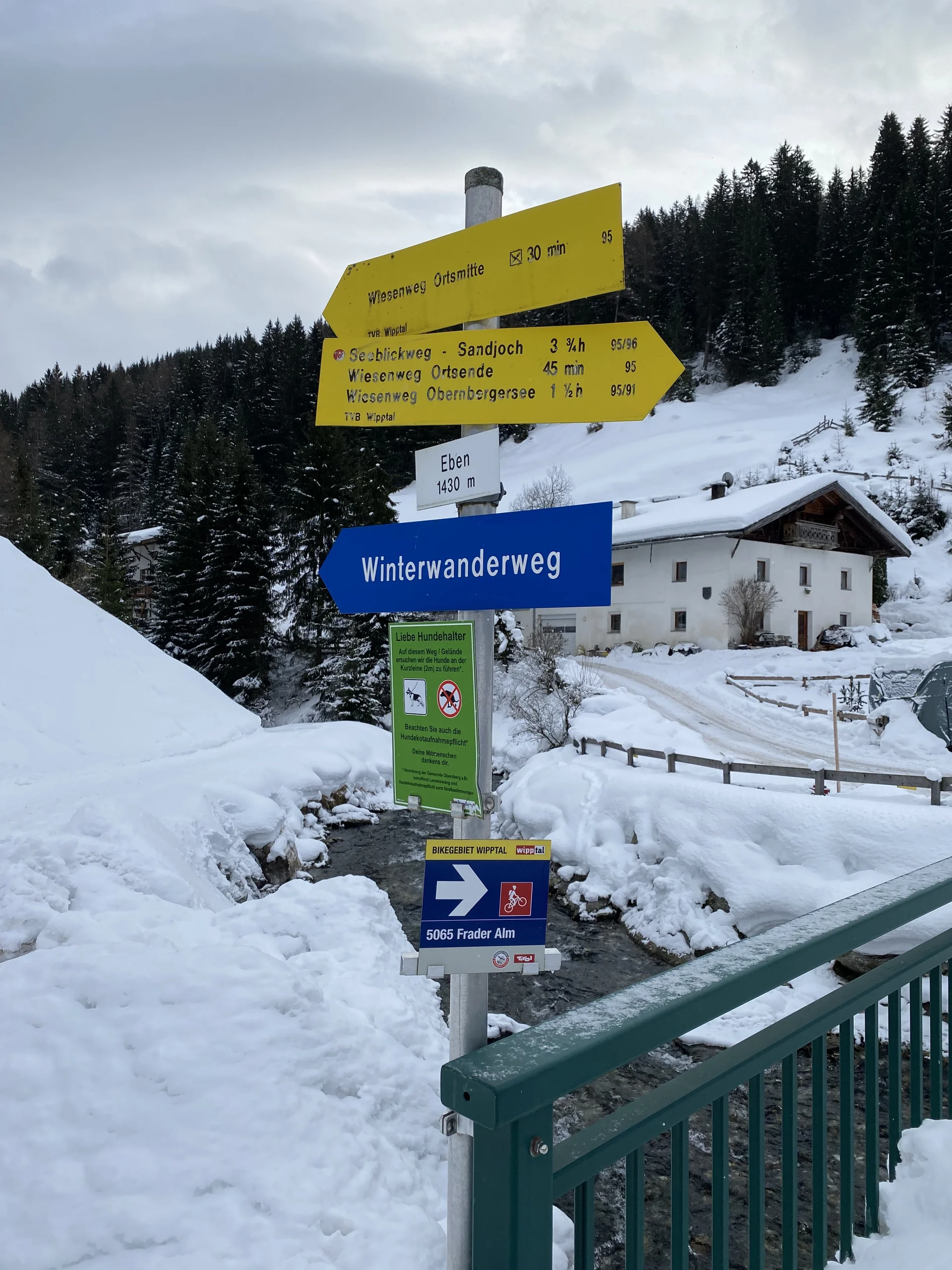 ein Wegweiser in einer winterlichen Landschaft | © DAV Flensburg
