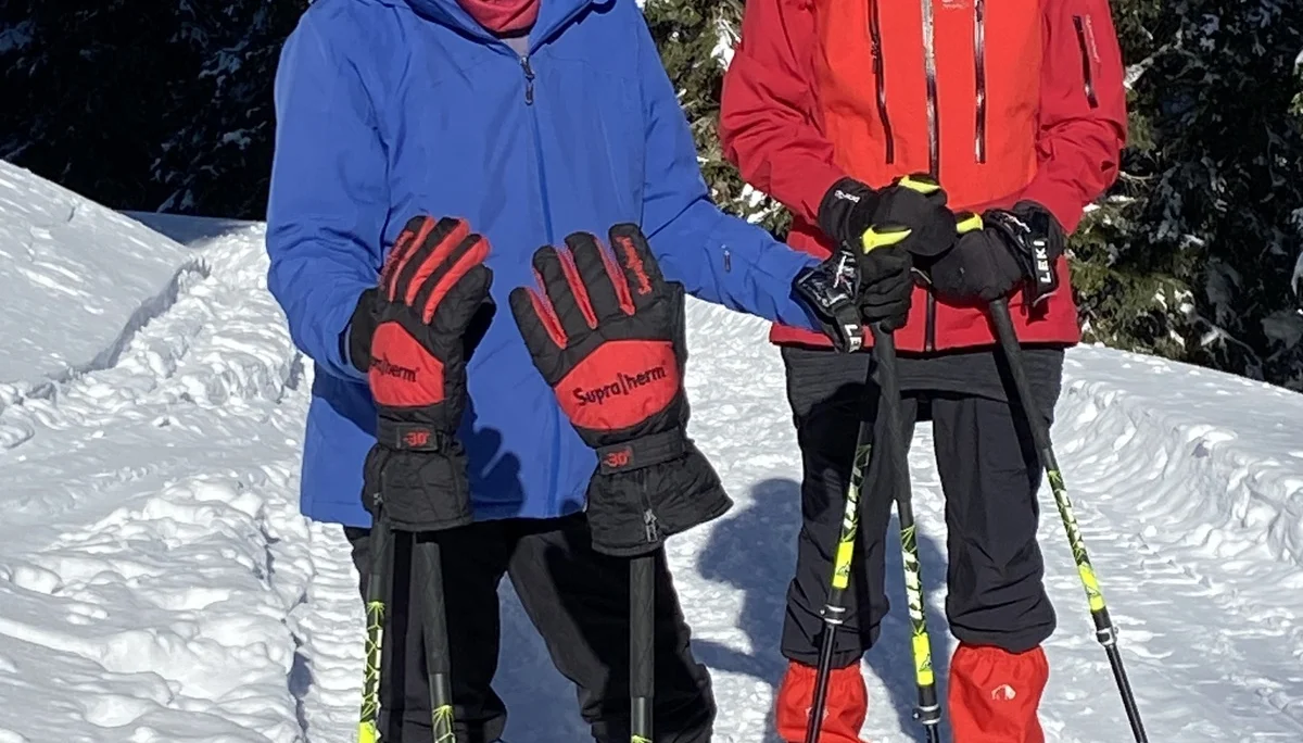 zwei Schneeschuhwanderer in einer winterlichen Landschaft vor dem Wald | © DAV Flensburg