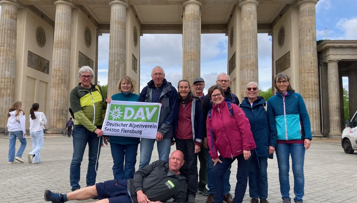 Eine Gruppe Wanderer vor dem Brandenburger Tor | © Gerhild Schiller