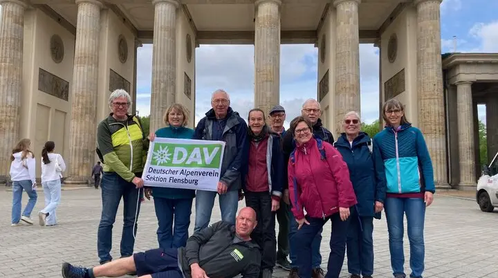 Eine Gruppe Wanderer vor dem Brandenburger Tor | © Gerhild Schiller