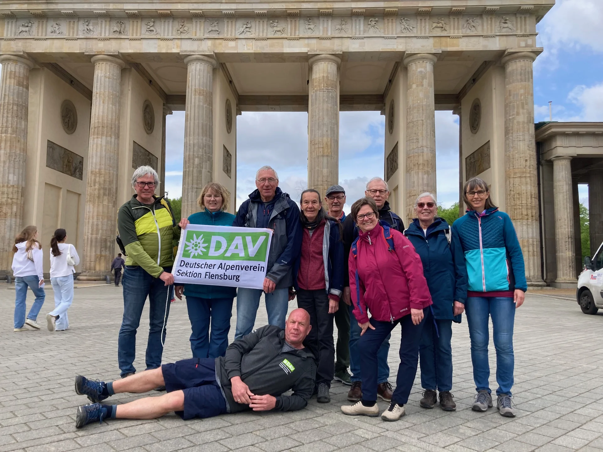 Eine Gruppe Wanderer vor dem Brandenburger Tor | © Gerhild Schiller