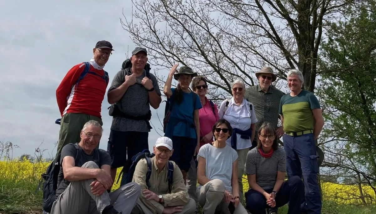 Eine Gruppe Wanderer vor einem Baum | © Gerhild Schiller