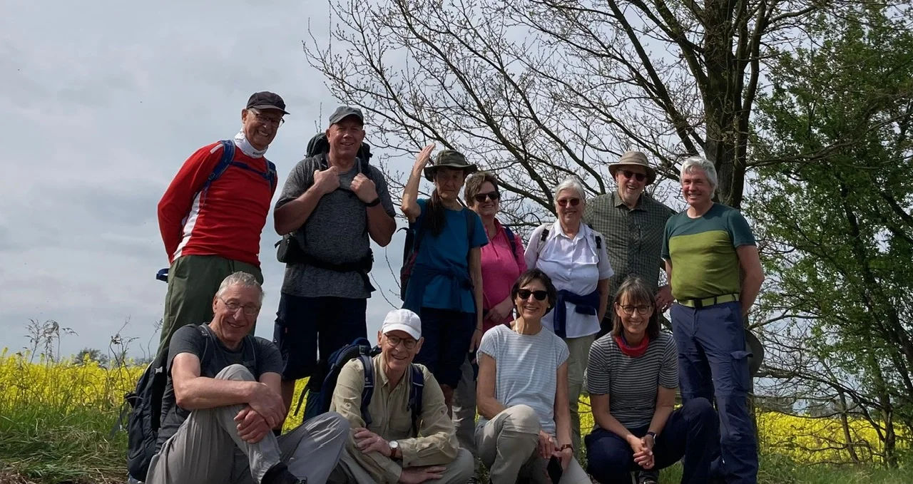 Eine Gruppe Wanderer vor einem Baum | © Gerhild Schiller
