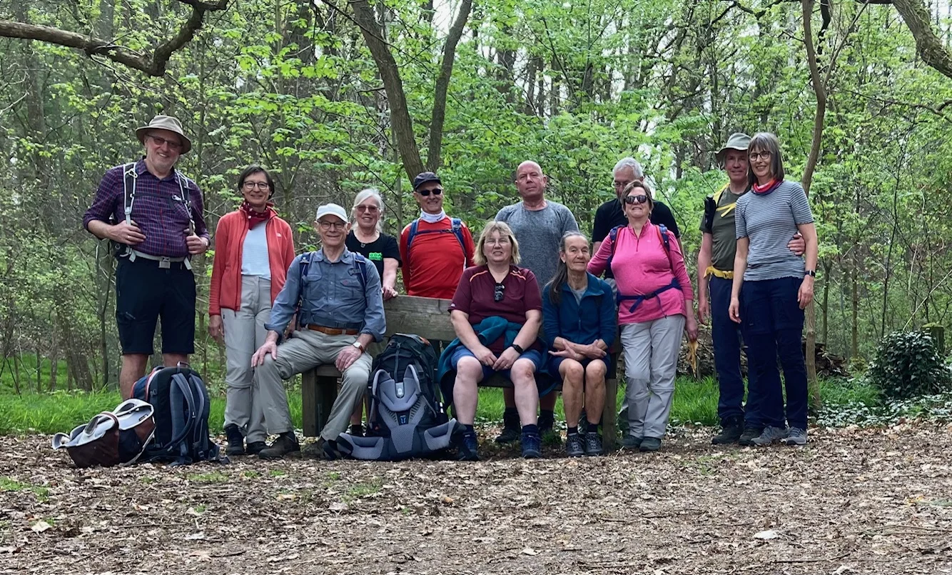 Eine Gruppe Wanderer im Waldld | © Gerhild Schiller