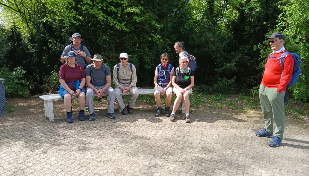 Eine kleine Gruppe Wanderer im Park auf einer Bank | © Gerhild Schiller