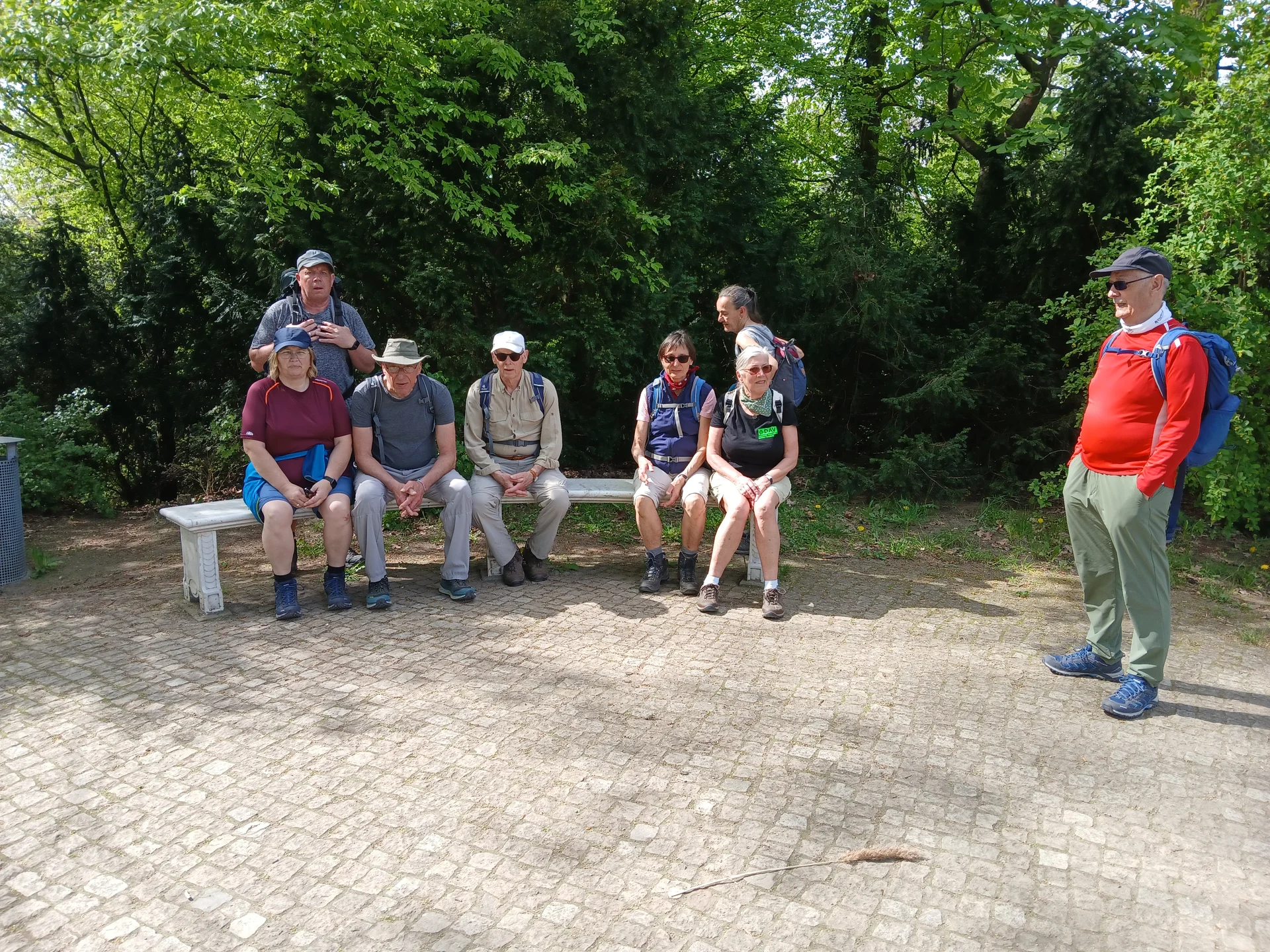 Eine kleine Gruppe Wanderer im Park auf einer Bank | © Gerhild Schiller