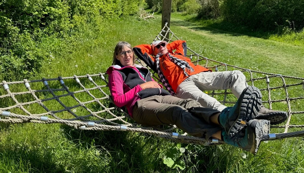 zwei Menschen auf einer Hängematte | © Gerhild Schiller