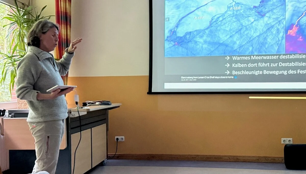 Eine Dozentin vor einer Wetterkarte | © Gerhild Schiller