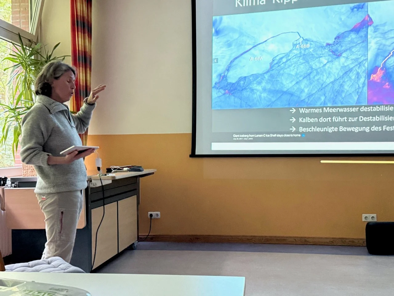 Eine Dozentin vor einer Wetterkarte | © Gerhild Schiller
