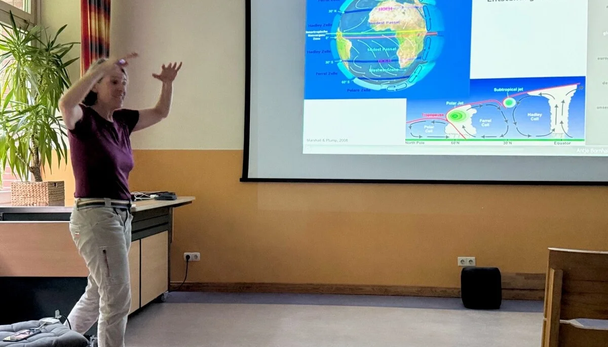 Eine Dozentin vor der Darstellung der Erdkugel | © Gerhild Schiller