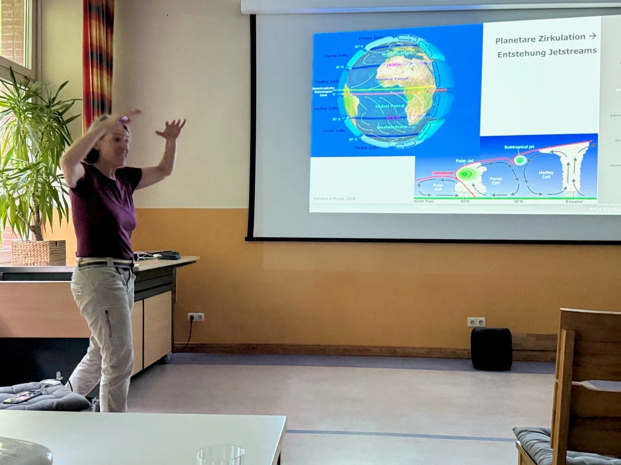 Eine Dozentin vor der Darstellung der Erdkugel | © Gerhild Schiller