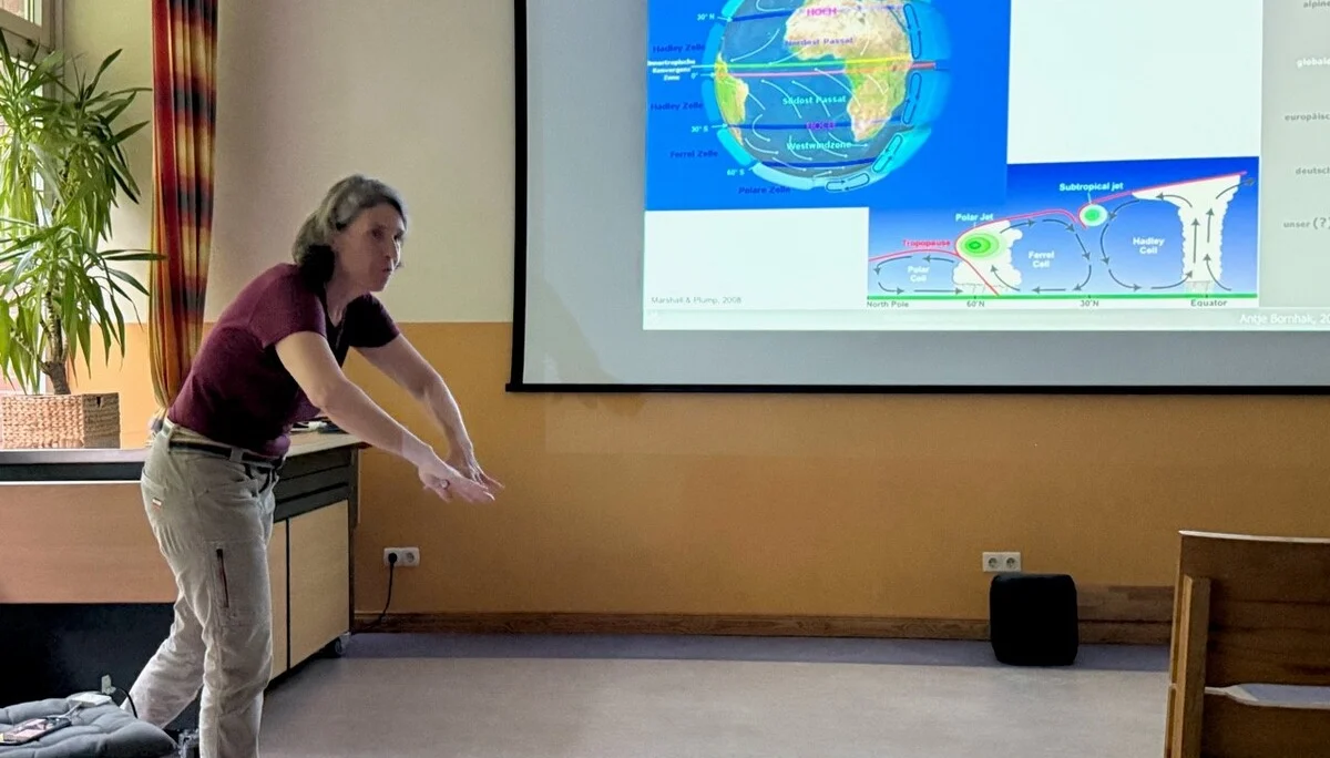Eine Dozentin vor der Darstellung der Erdkugel | © Gerhild Schiller