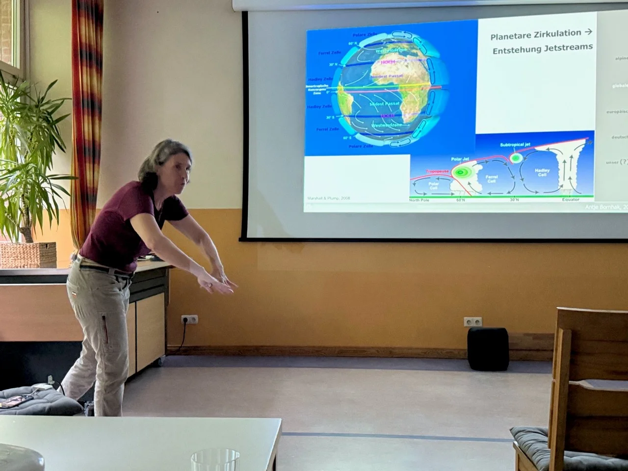 Eine Dozentin vor der Darstellung der Erdkugel | © Gerhild Schiller