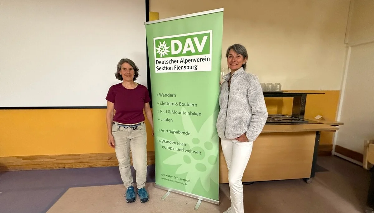 Zwei Frauen vor einem rollup | © Gerhild Schiller