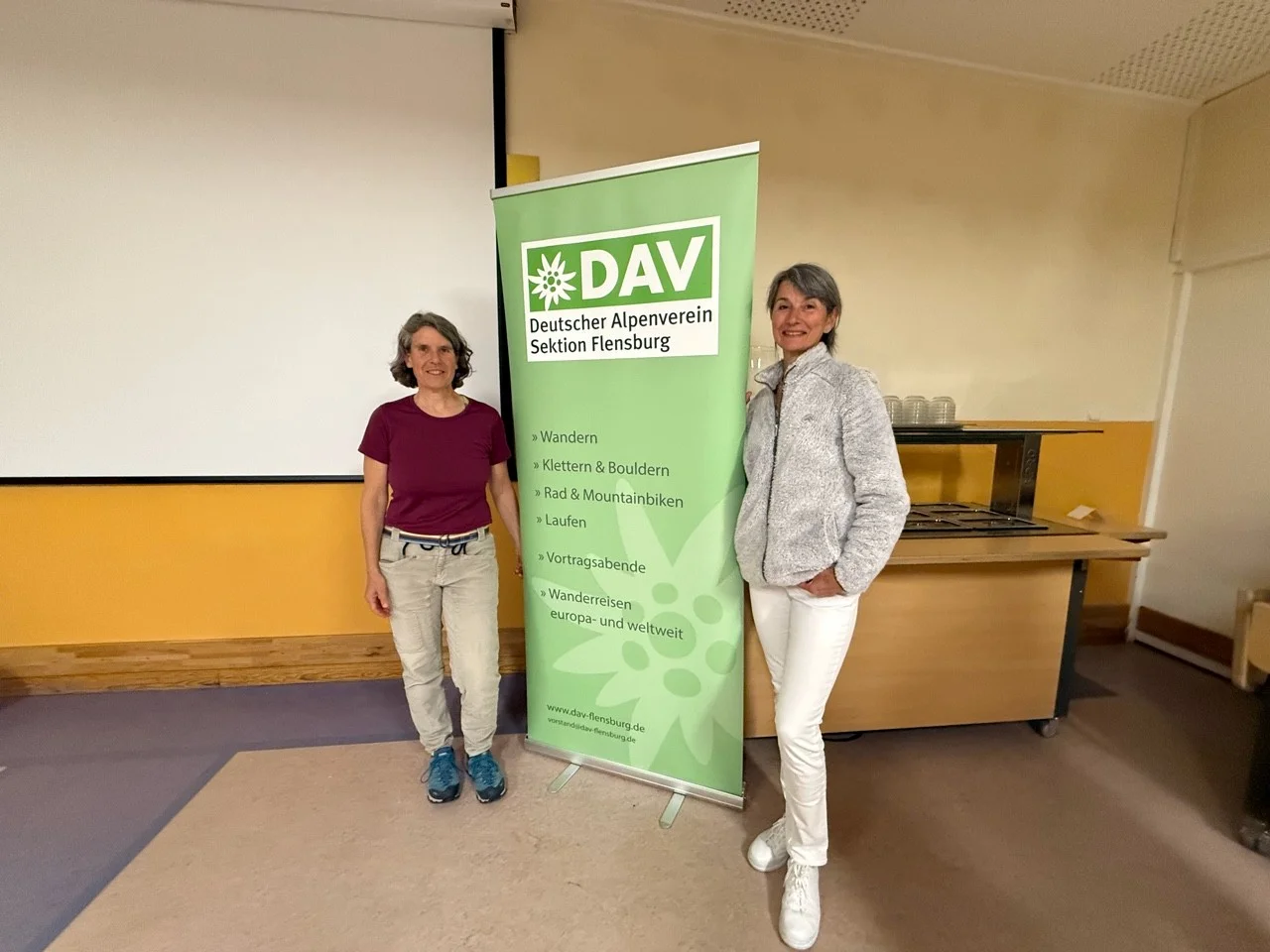 Zwei Frauen vor einem rollup | © Gerhild Schiller