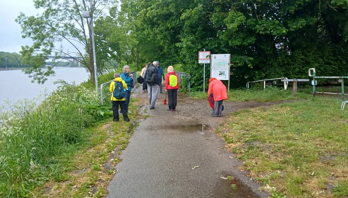 eine Gruppe Wanderer am Nord-Ostsee-Kanal | © DAV Flensburg