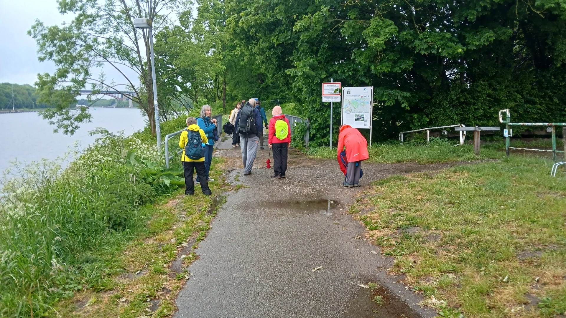 eine Gruppe Wanderer am Nord-Ostsee-Kanal | © DAV Flensburg