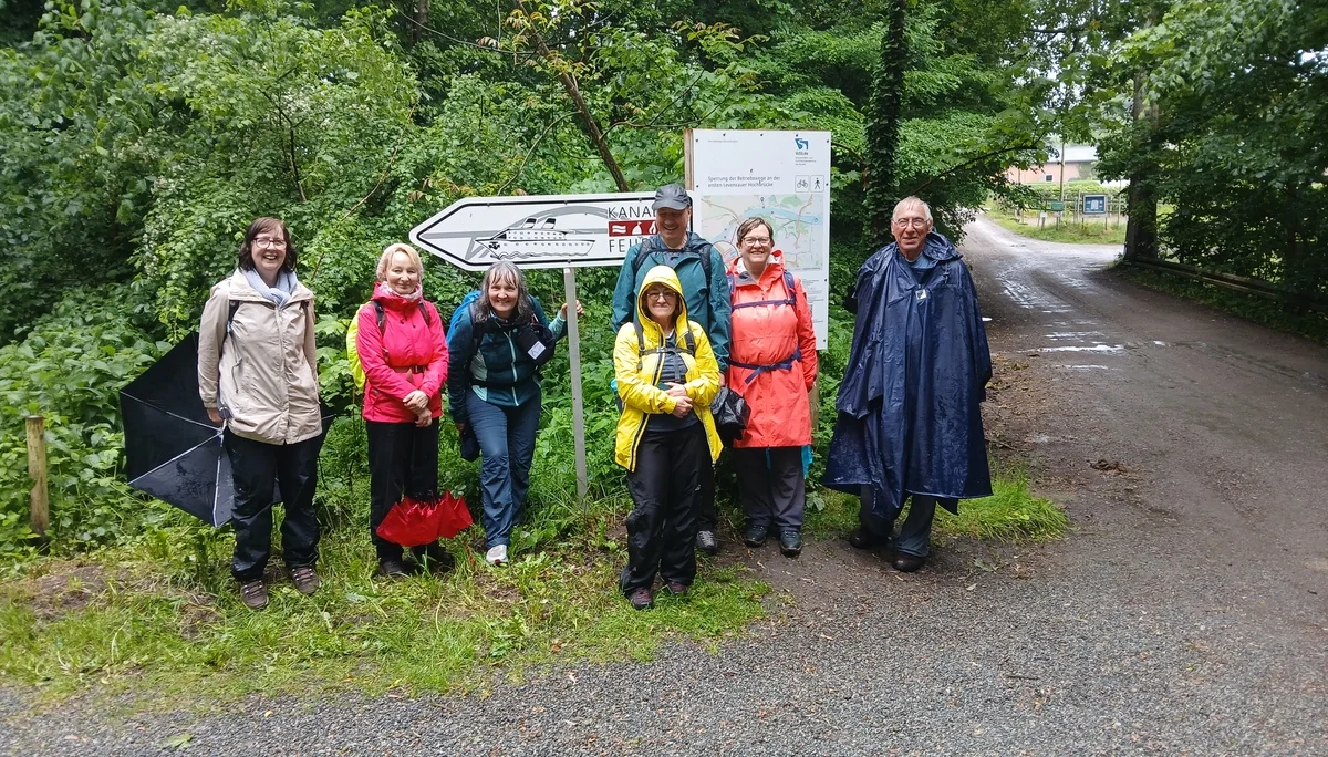 eine Gruppe Wanderer vor einem Schild | © DAV Flensburg
