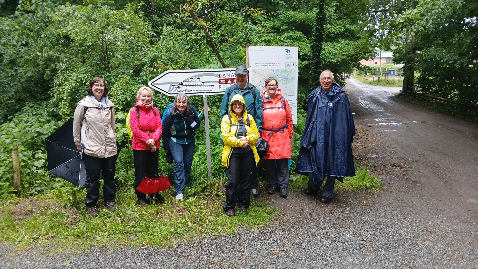 eine Gruppe Wanderer vor einem Schild | © DAV Flensburg