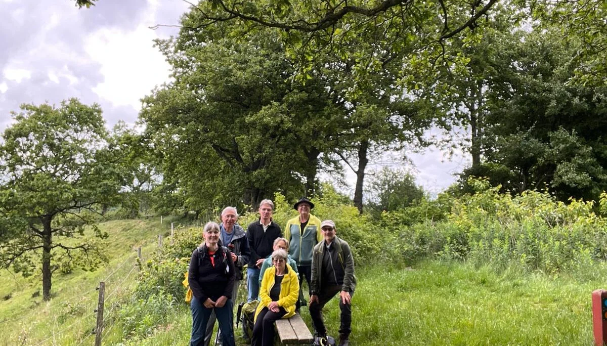 zwei Wanderer an einem Grashang | © Walburga Göttsche