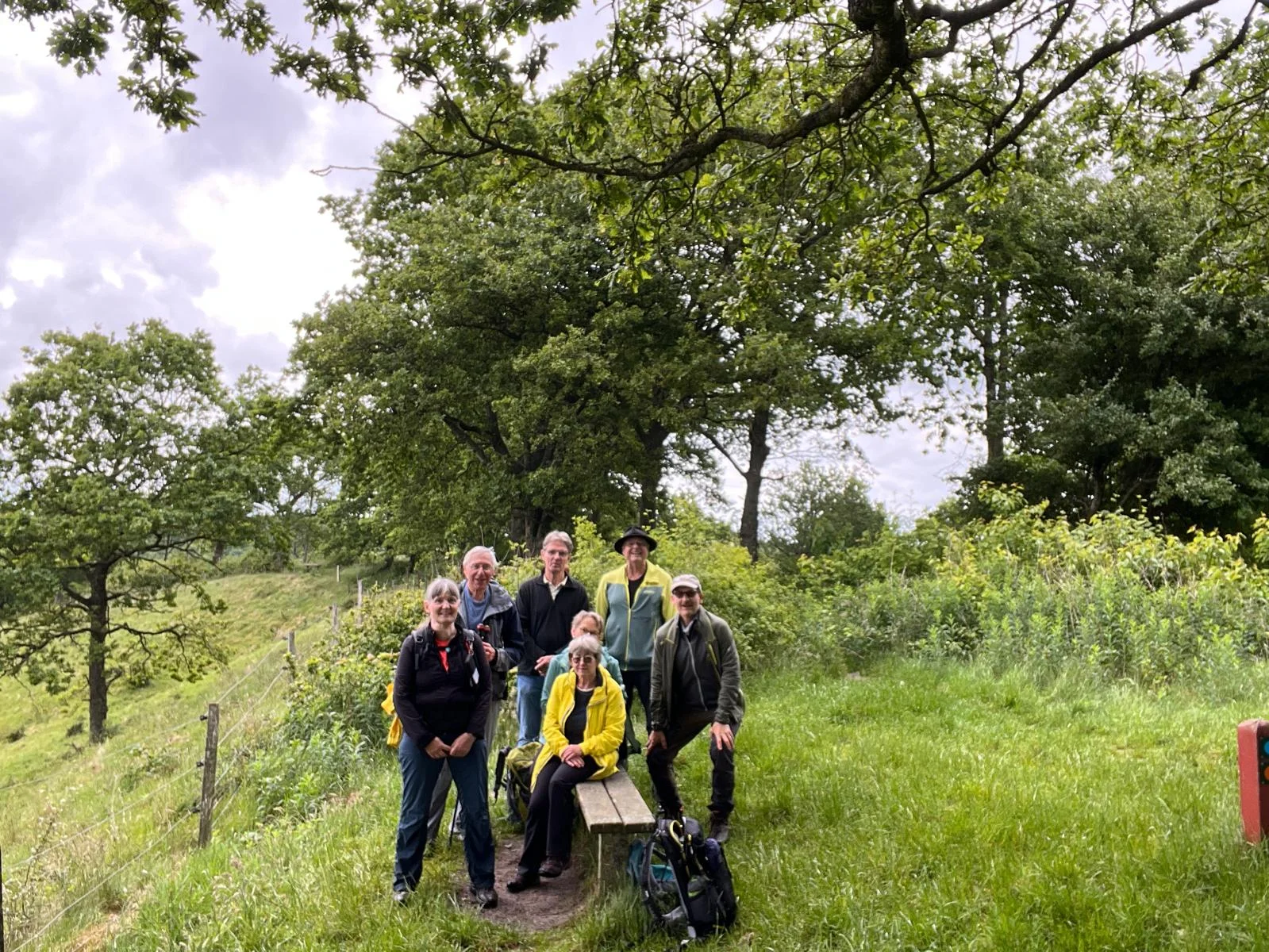 zwei Wanderer an einem Grashang | © Walburga Göttsche