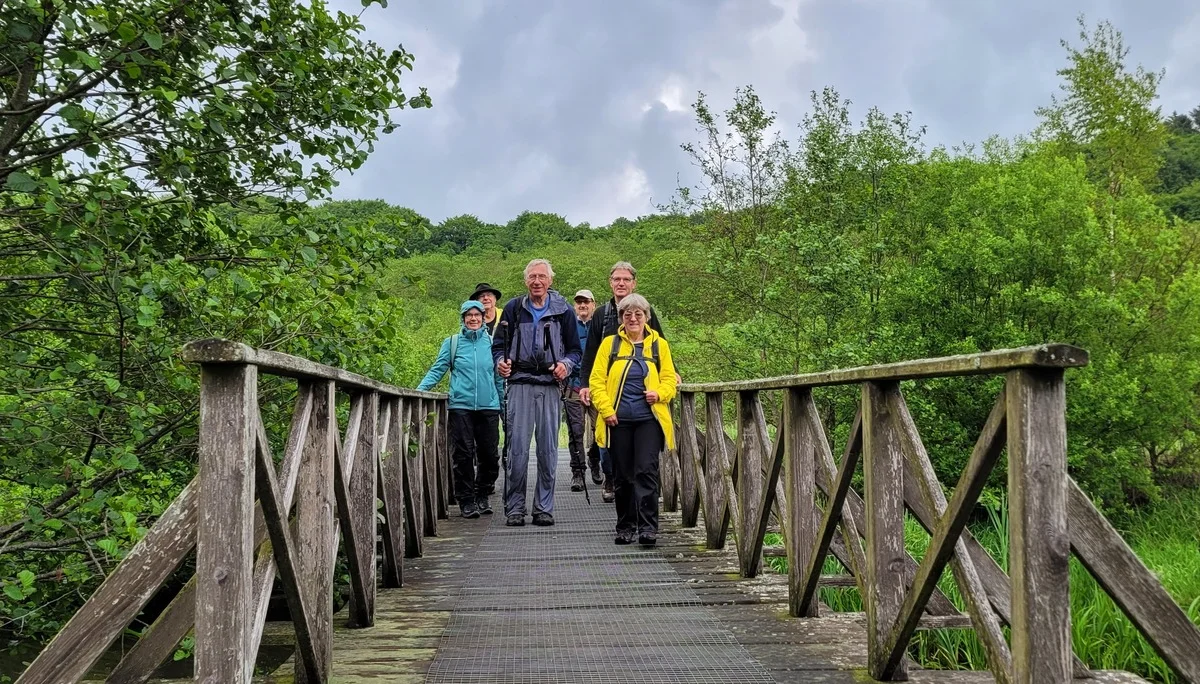 eine Gruppe Wanderer bei einer Pause unter einem Baum | © Lutz Bokus