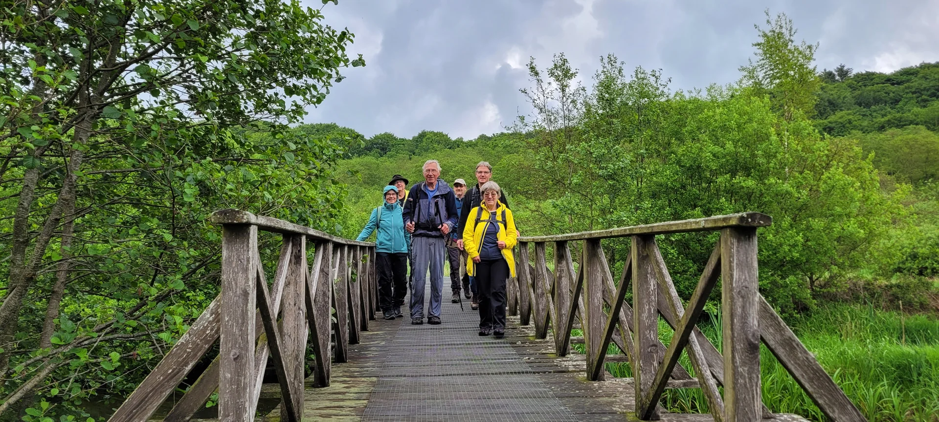 eine Gruppe Wanderer bei einer Pause unter einem Baum | © Lutz Bokus