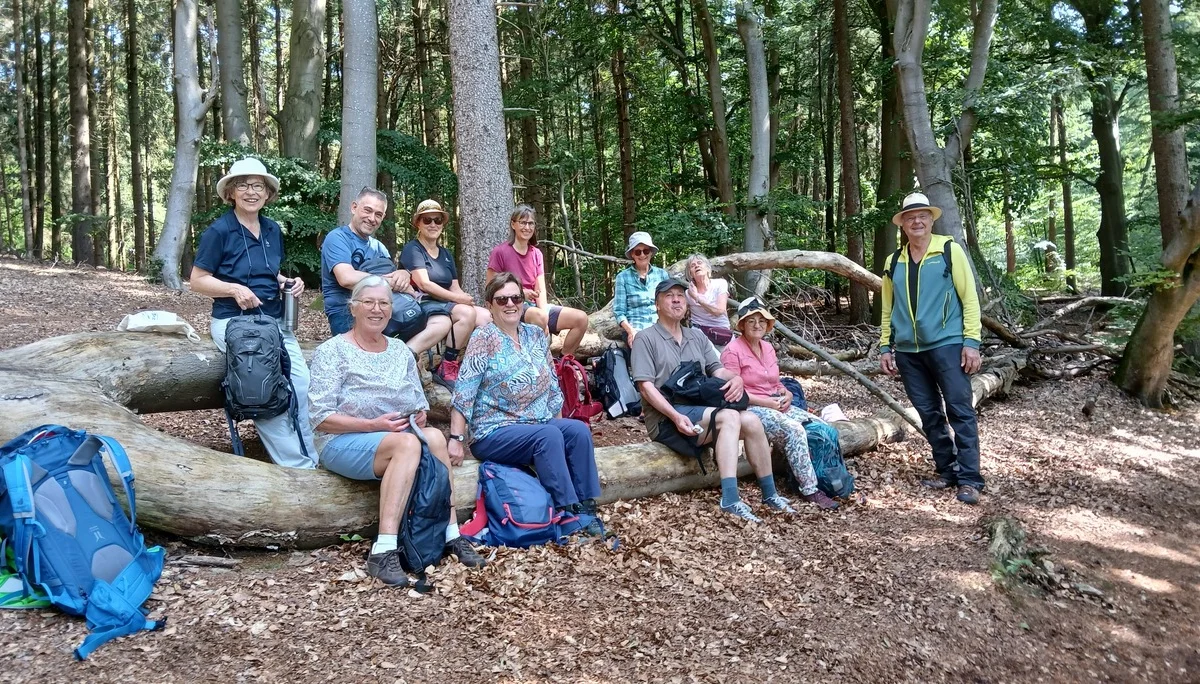 11 Wanderer bei einer Pause im Wald | © Kai Vermehren