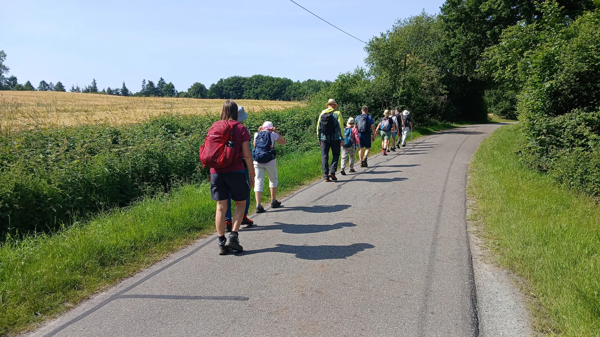 Wanderer auf der linken Straßenseit | © Kai Vermehren