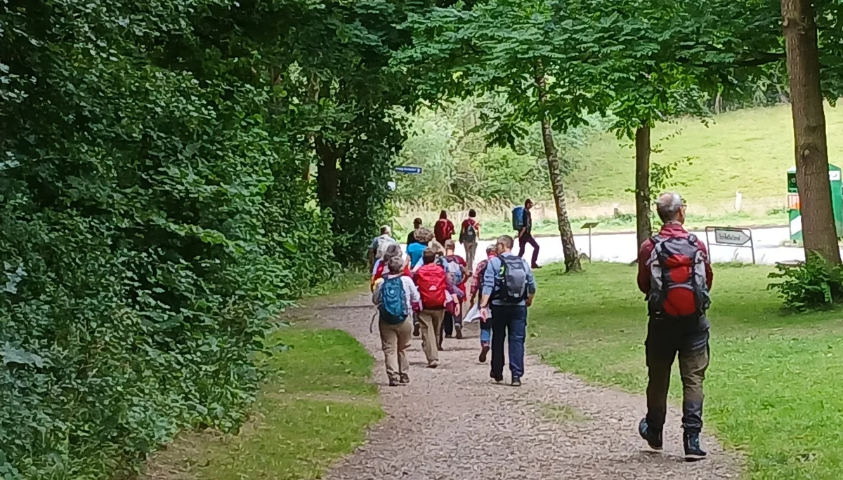 eine Gruppe Wanderer auf einem Weg | © Gerhild Schiller