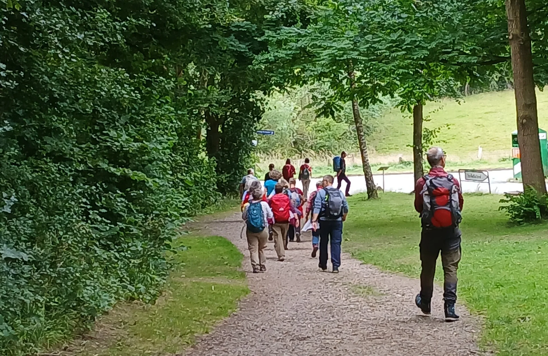 eine Gruppe Wanderer auf einem Weg | © Gerhild Schiller