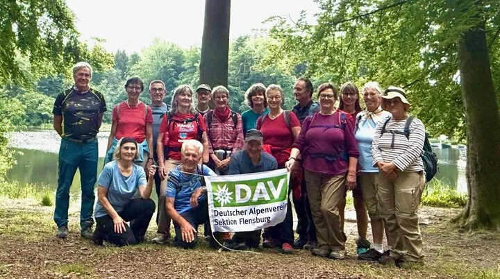 ein Gruppenbild mit einer Wandergruppe und Vereinsflagge | © Gerhild Schiller