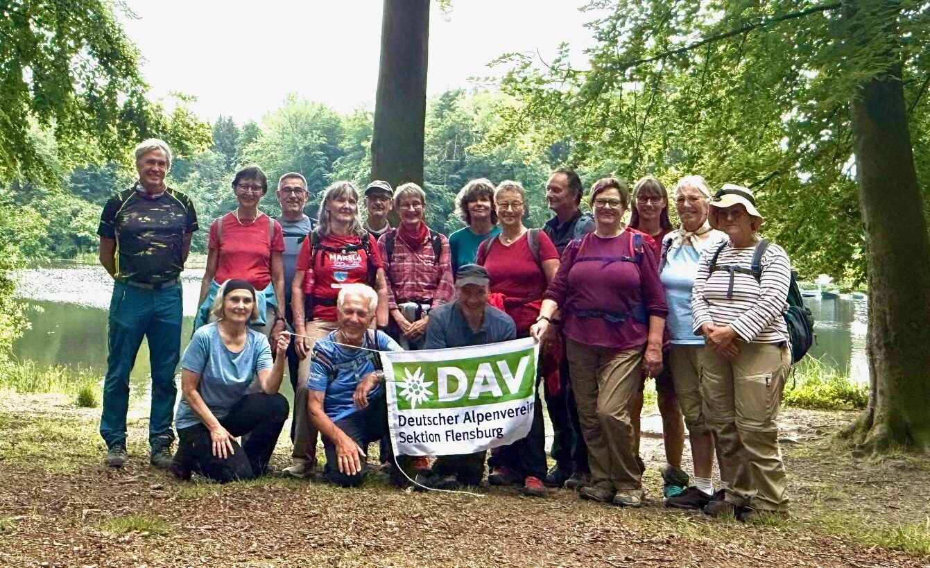 ein Gruppenbild mit einer Wandergruppe und Vereinsflagge | © Gerhild Schiller