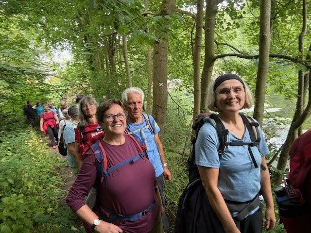 eine Gruppe Wanderer im Wald | © Gerhild Schiller
