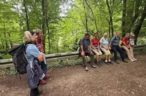eine Gruppe Wanderer bei einer Pause auf einer Leitplanke sitzend | © Gerhild Schiller