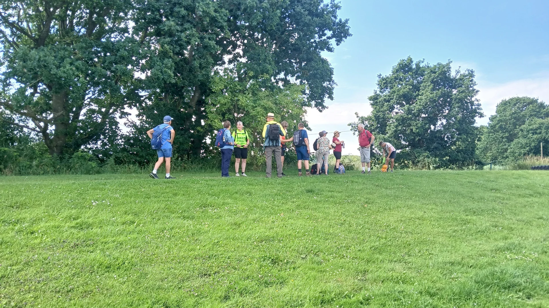 Eine Gruppe Wanderer auf einem kleinen Hügel | © Kai Vermehren